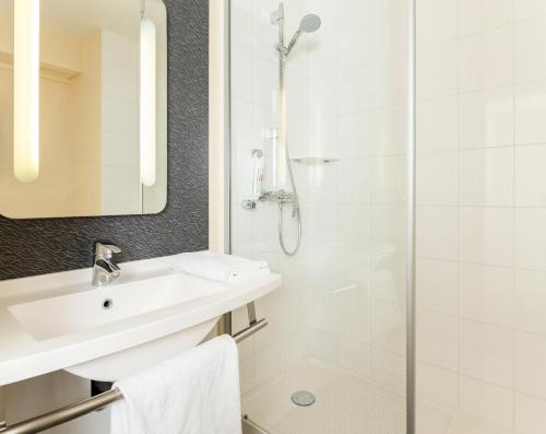 Habitación Estándar - 2 camas individuales del hotel Ibis Paris Issy Les Moulineaux Val De Seine. Foto 7
