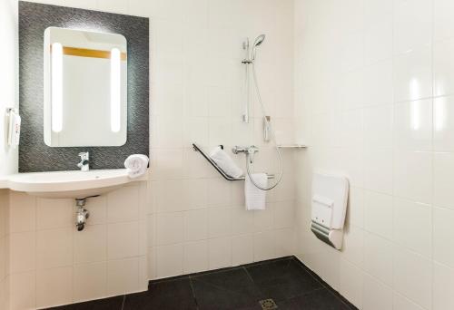 Habitación Estándar - 2 camas individuales del hotel Ibis Paris Issy Les Moulineaux Val De Seine. Foto 8