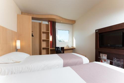 Habitación Estándar - 2 camas individuales del hotel Ibis Paris Issy Les Moulineaux Val De Seine. Foto 9