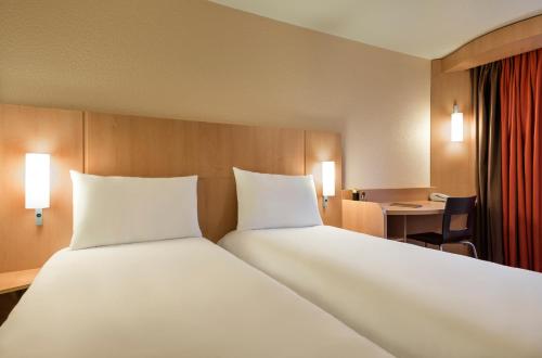 Habitación Estándar - 2 camas individuales del hotel Ibis Paris Issy Les Moulineaux Val De Seine. Foto 13