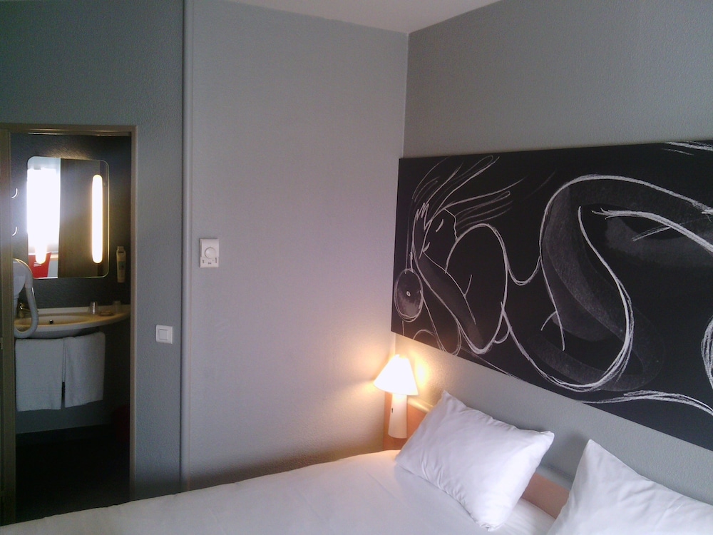 Habitación con 1 cama doble del hotel Ibis Orange Sud. Foto 1