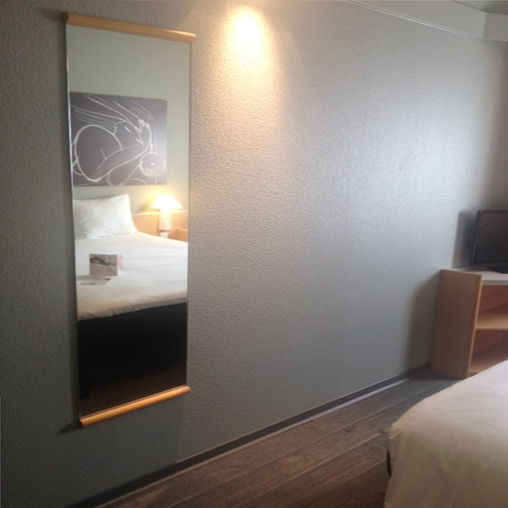Habitación con 1 cama doble del hotel Ibis Orange Sud. Foto 2