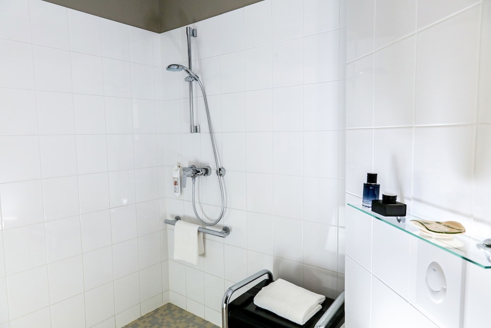 Habitación con 1 cama doble del hotel Ibis Orange Sud. Foto 6