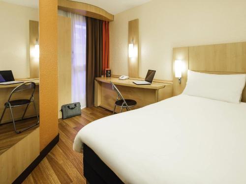 Habitación Doble Estándar del hotel Ibis Versailles Chateau. Foto 4