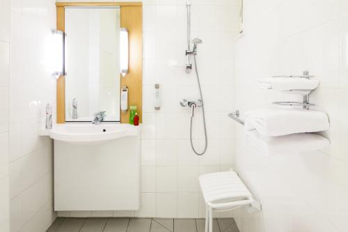 Habitación Doble Estándar del hotel Ibis Versailles Chateau. Foto 8