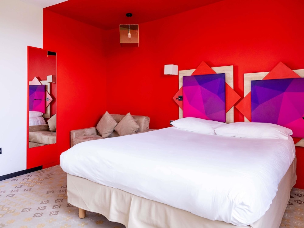 Habitación Estándar con cama doble y sofá cama del hotel Ibis Styles Albi Centre Le Theatro. Foto 4