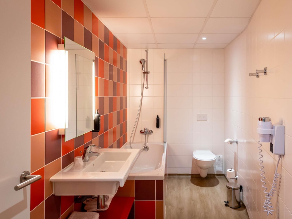 Habitación Estándar con cama doble y sofá cama del hotel Ibis Styles Albi Centre Le Theatro. Foto 6