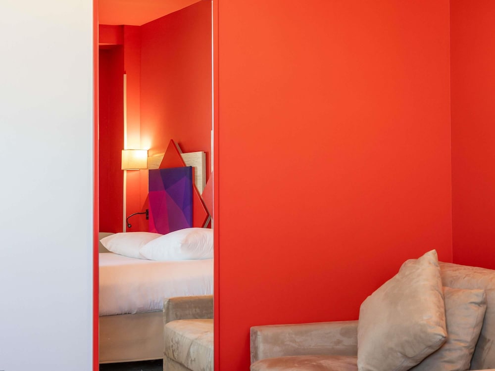 Habitación Estándar con cama doble y sofá cama del hotel Ibis Styles Albi Centre Le Theatro. Foto 8