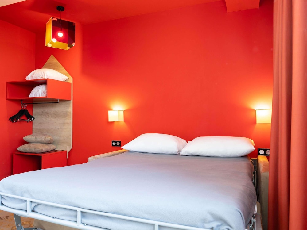 Suite familiar estándar con una cama doble y camas gemelas del hotel Ibis Styles Albi Centre Le Theatro. Foto 3