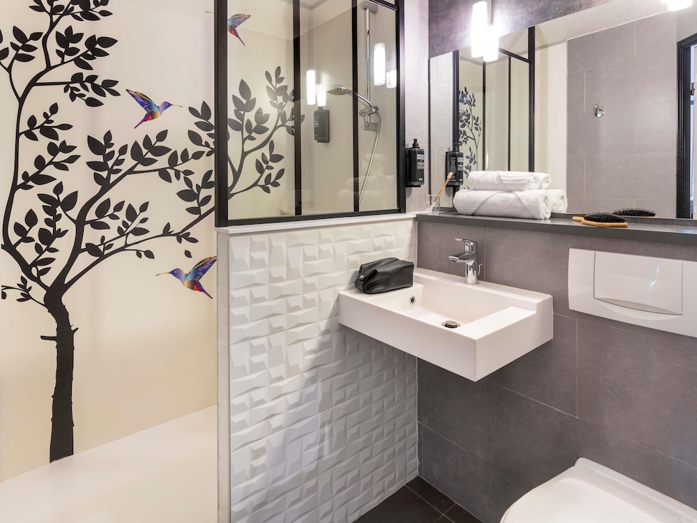 Habitación familiar con una cama doble y dos camas individuales del hotel Ibis Styles Brive La Gaillarde. Foto 1