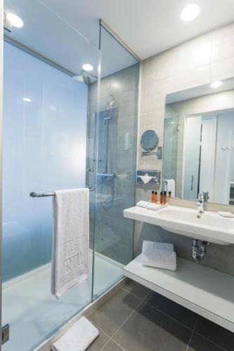 Habitación Deluxe con cama extragrande del hotel Riu Plaza New York Times Square. Foto 1