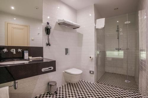 Habitación Doble Deluxe con balcón del hotel Eurostars Danube Budapest. Foto 2