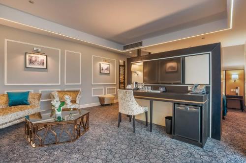 Habitación Doble Deluxe con balcón del hotel Eurostars Danube Budapest. Foto 3