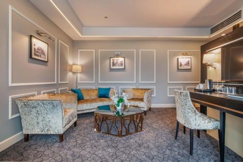 Habitación Doble Deluxe con balcón del hotel Eurostars Danube Budapest. Foto 5