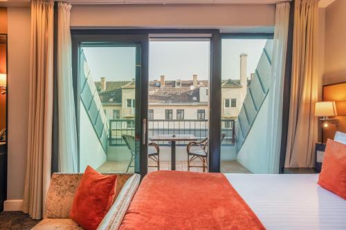 Habitación Doble Deluxe con balcón del hotel Eurostars Danube Budapest. Foto 8