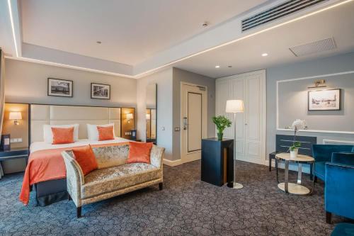 Habitación Doble Deluxe con balcón del hotel Eurostars Danube Budapest. Foto 10
