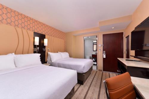 Habitación Doble Superior con 2 camas dobles y vistas a la ciudad del hotel Holiday Inn New York City - Times Square, An Ihg. Foto 1