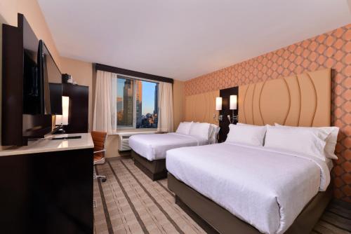 Habitación Doble Estándar con 2 camas dobles del hotel Holiday Inn New York City - Times Square, An Ihg. Foto 4