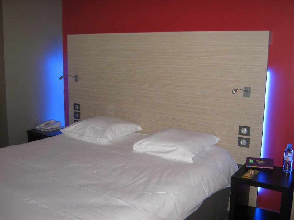 Habitación estándar con una cama doble del hotel Ibis Styles Saint Dizier. Foto 1