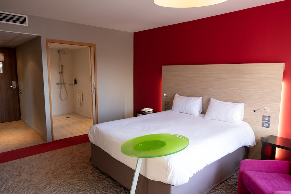 Habitación estándar con una cama doble del hotel Ibis Styles Saint Dizier. Foto 3