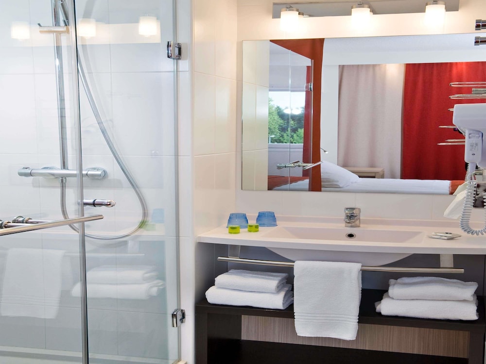 Habitación estándar con una cama doble del hotel Ibis Styles Saint Dizier. Foto 8
