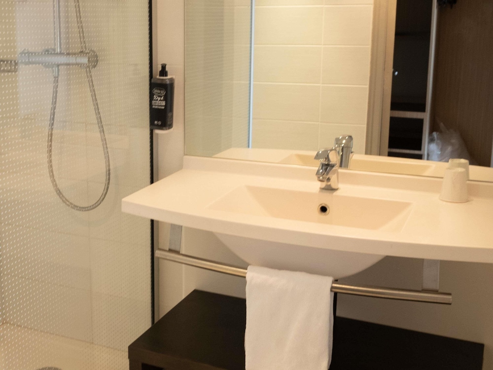 Habitación estándar con una cama doble del hotel Ibis Styles Saint Dizier. Foto 9