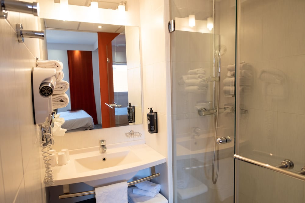 Habitación estándar con una cama doble del hotel Ibis Styles Saint Dizier. Foto 11