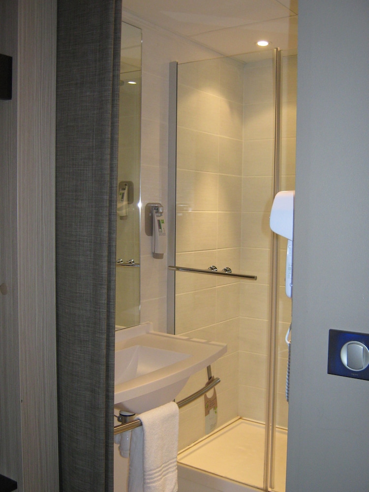 Habitación estándar con dos camas individuales del hotel Ibis Styles Saint Dizier. Foto 8