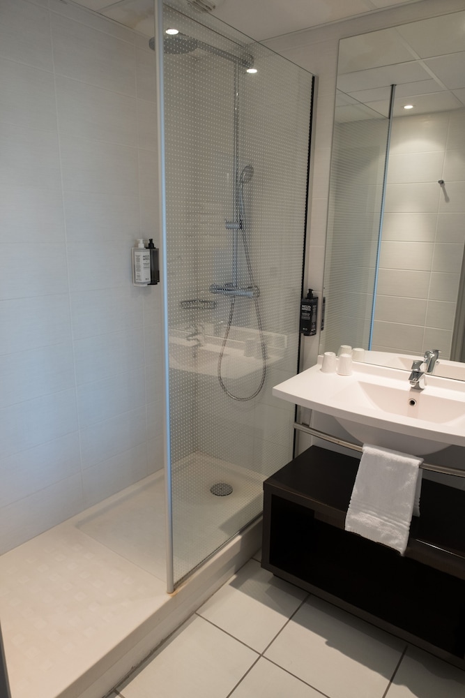 Habitación estándar con dos camas individuales del hotel Ibis Styles Saint Dizier. Foto 9