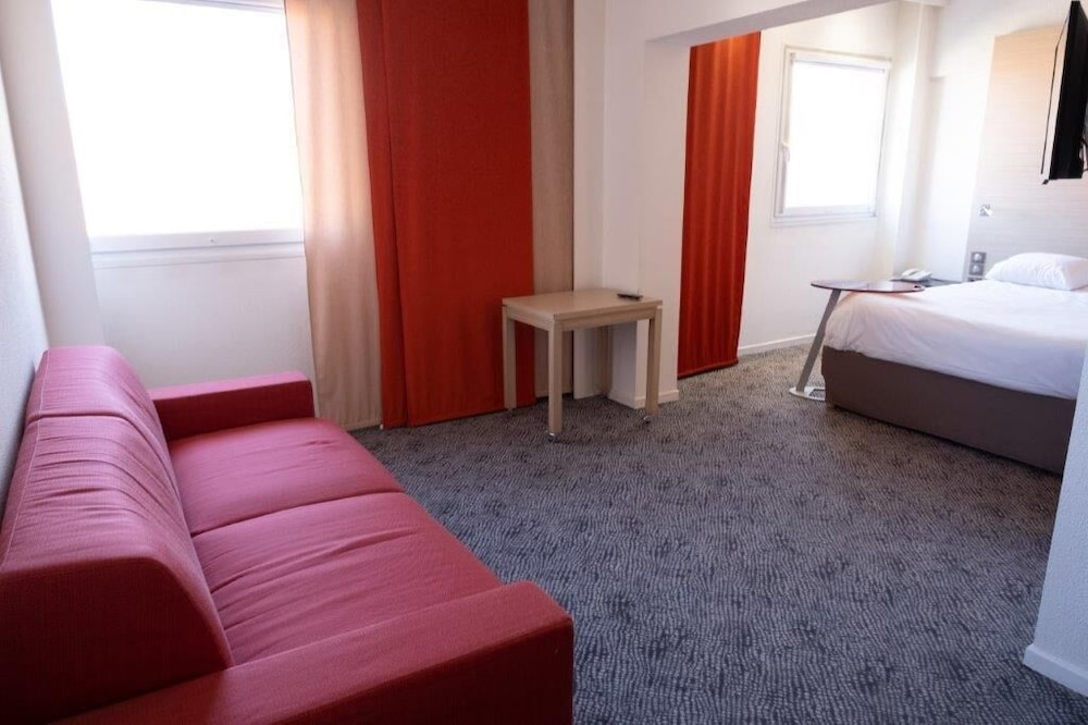 Suite familiar estándar con 1 cama doble y 1 sofá - cama del hotel Ibis Styles Saint Dizier. Foto 2