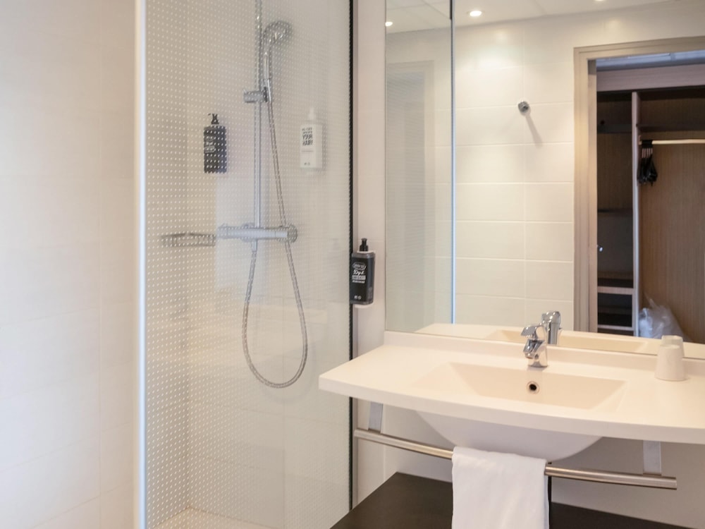 Suite familiar estándar con 1 cama doble y 1 sofá - cama del hotel Ibis Styles Saint Dizier. Foto 4