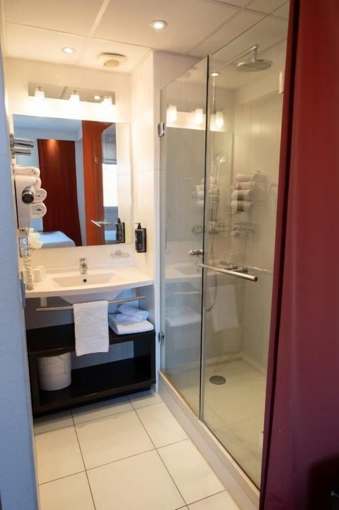 Suite familiar estándar con 1 cama doble y 1 sofá - cama del hotel Ibis Styles Saint Dizier. Foto 7