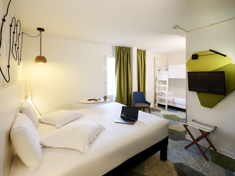 Habitación estándar con una cama doble y sofá - cama o 2 camas individuales del hotel Ibis Styles Bordeaux Begles Arena