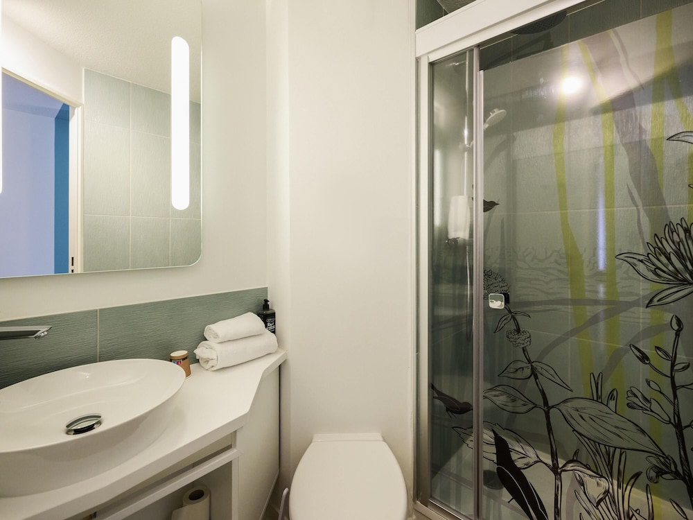 Habitación estándar con una cama doble y sofá - cama o 2 camas individuales del hotel Ibis Styles Bordeaux Begles Arena. Foto 2