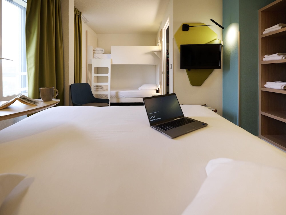 Habitación estándar con una cama doble y sofá - cama o 2 camas individuales del hotel Ibis Styles Bordeaux Begles Arena. Foto 4