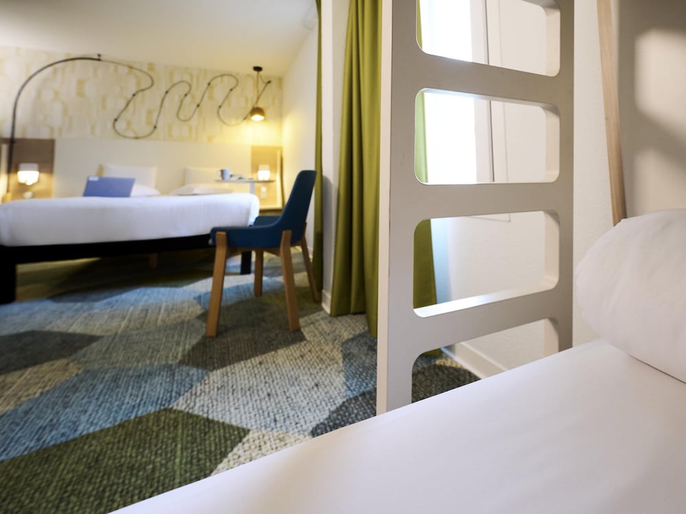 Habitación estándar con una cama doble y sofá - cama o 2 camas individuales del hotel Ibis Styles Bordeaux Begles Arena. Foto 5