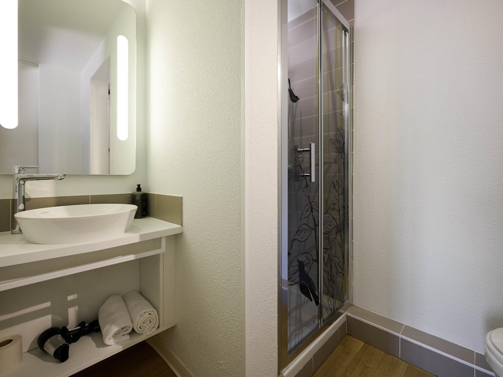 Habitación estándar con una cama doble y sofá - cama o 2 camas individuales del hotel Ibis Styles Bordeaux Begles Arena. Foto 6