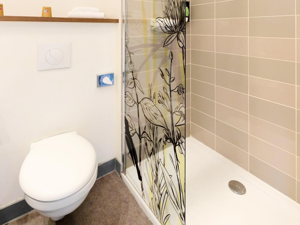 Habitación Premium con 1 cama doble del hotel Ibis Styles Bordeaux Begles Arena. Foto 3