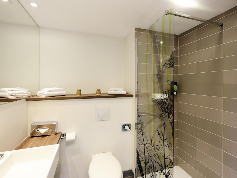 Habitación Premium con 1 cama doble del hotel Ibis Styles Bordeaux Begles Arena. Foto 5