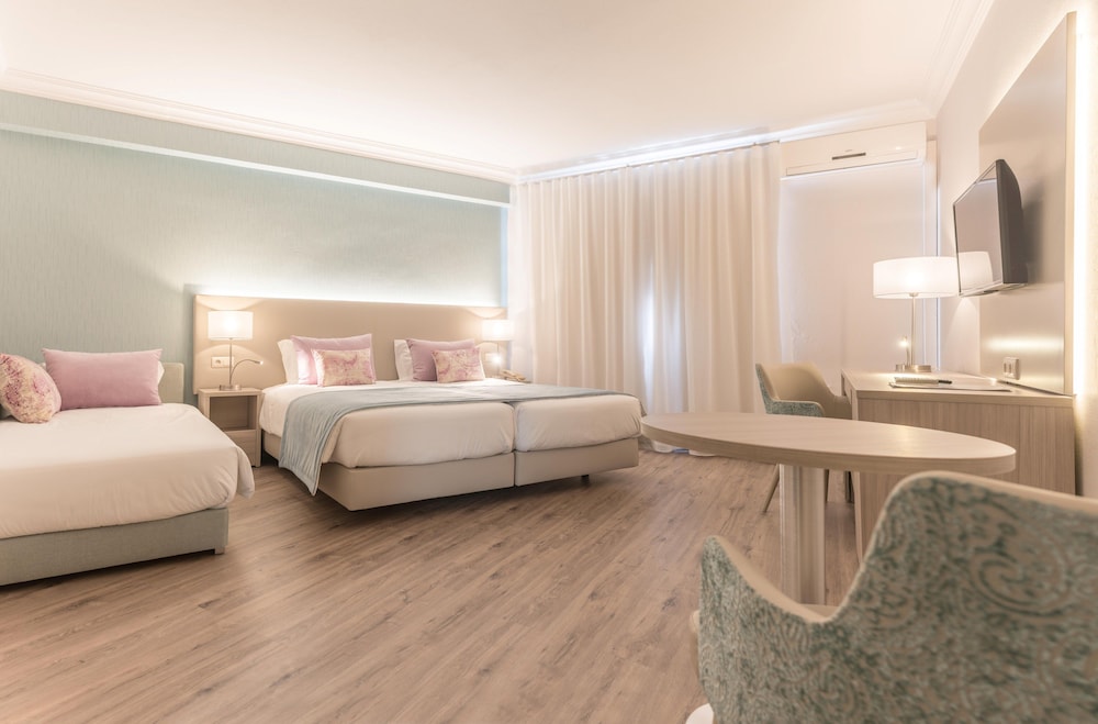 Habitación Triple del hotel Loule Jardim. Foto 1