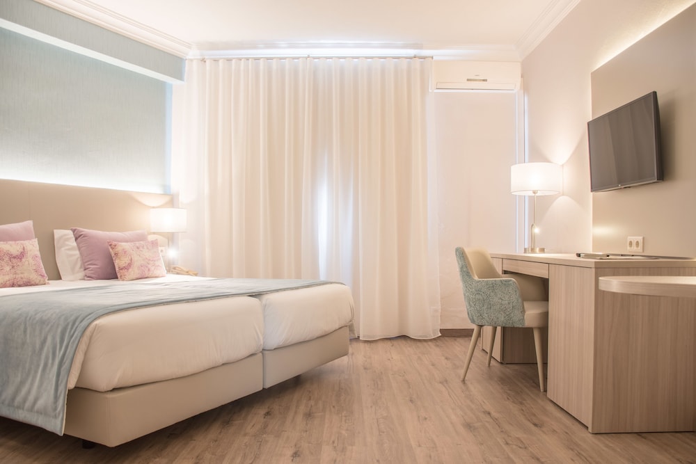 Habitación superior con 2 camas individuales del hotel Loule Jardim. Foto 1