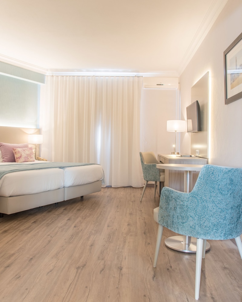 Habitación superior con 2 camas individuales del hotel Loule Jardim. Foto 3