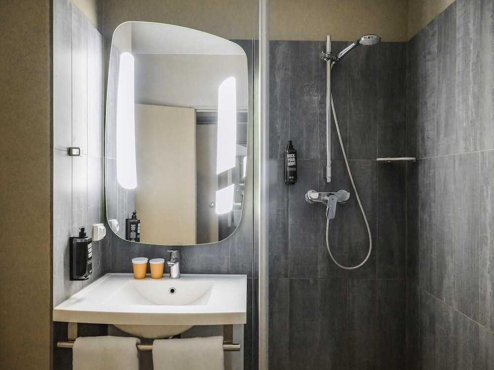 Habitación Estándar con 1 cama doble del hotel Ibis Styles Poissy. Foto 8