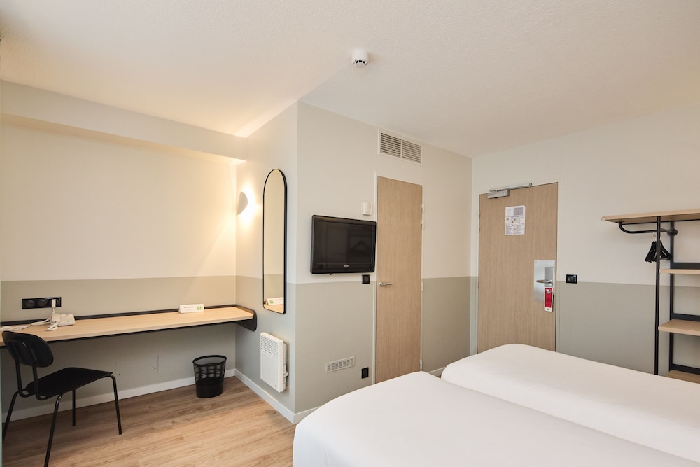 Habitación estándar con 2 camas individuales del hotel Ibis Styles Poissy. Foto 1