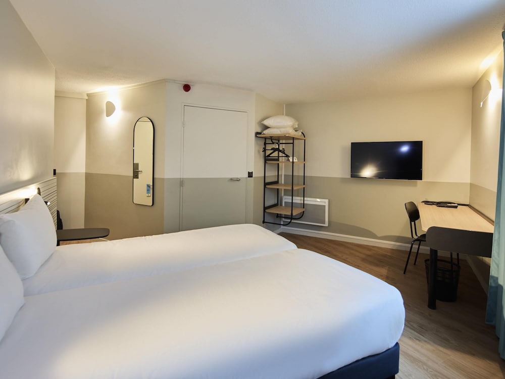 Habitación estándar con 2 camas individuales del hotel Ibis Styles Poissy. Foto 2