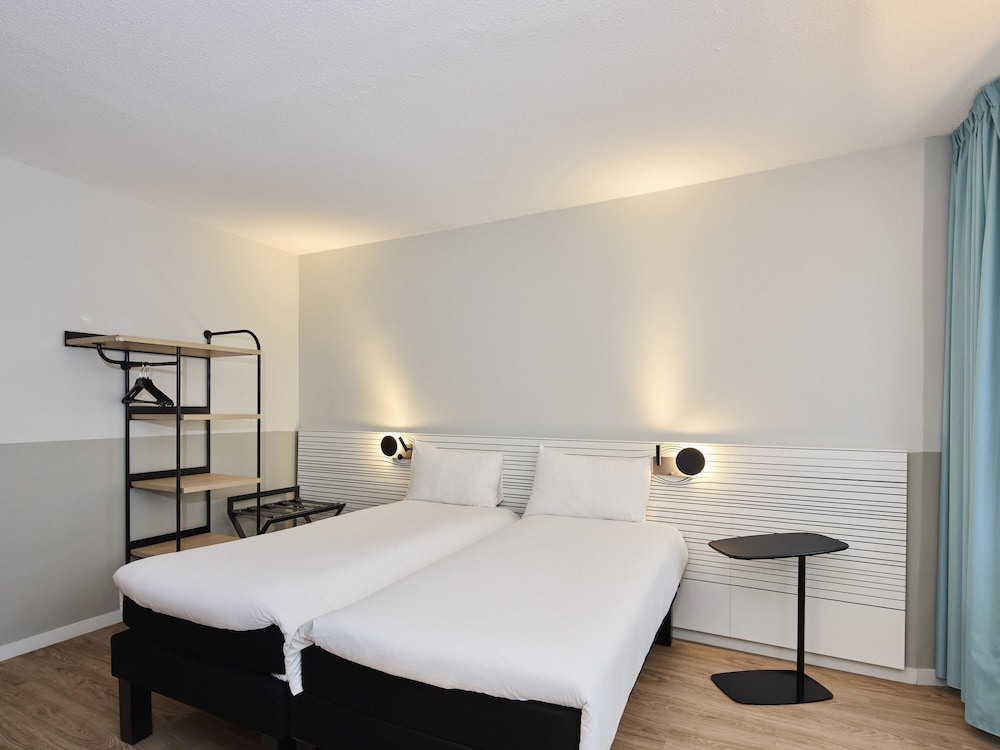 Habitación estándar con 2 camas individuales del hotel Ibis Styles Poissy. Foto 3