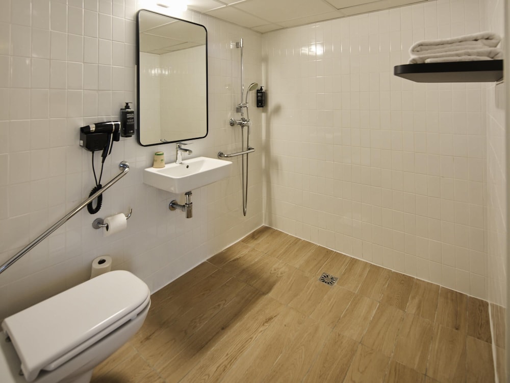 Habitación estándar con 2 camas individuales del hotel Ibis Styles Poissy. Foto 6