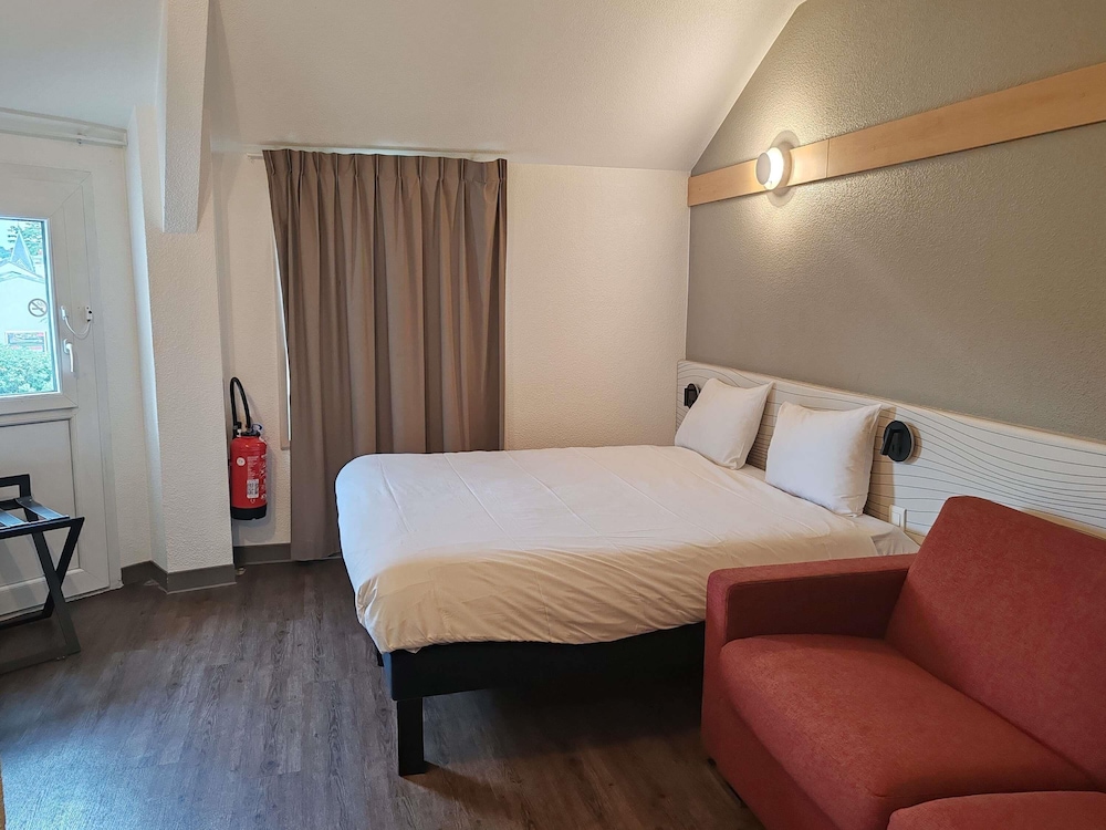 Habitación estándar con 1 cama doble y 1 sofá del hotel Ibis Styles Poissy