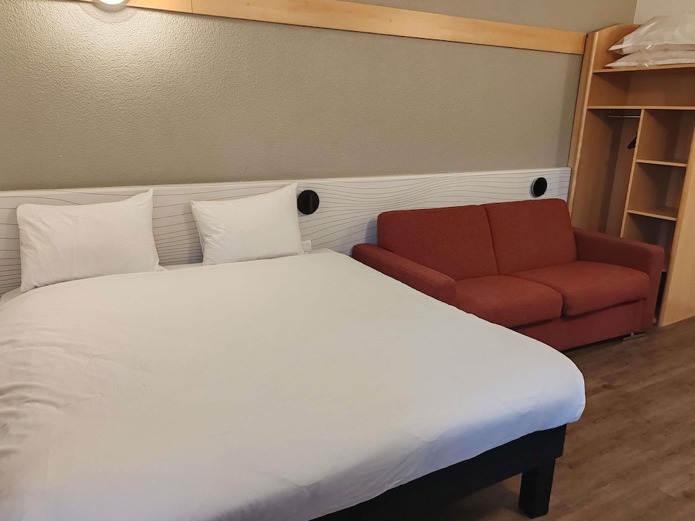Habitación estándar con 1 cama doble y 1 sofá del hotel Ibis Styles Poissy. Foto 1