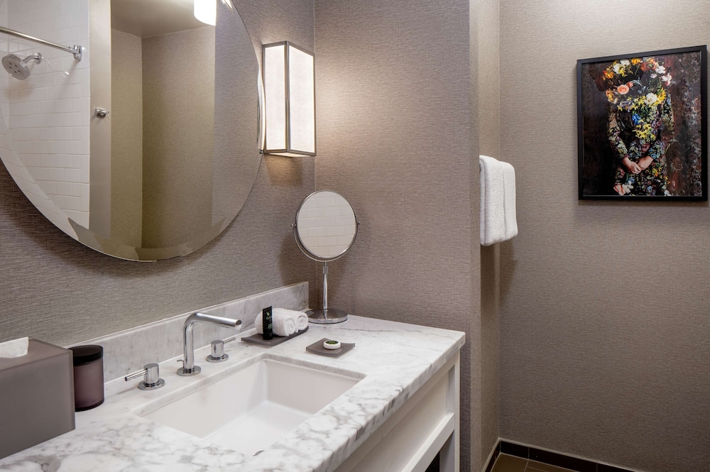 1 Cama King del hotel Hyatt Centric French Quarter. Foto 7